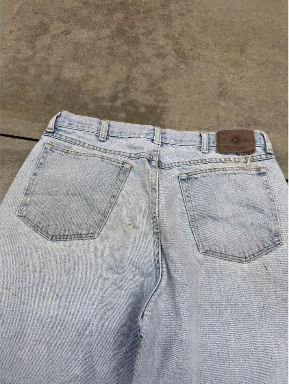 vintage wrangler relaxed baggy fit faded blue jean shorts jorts size 34